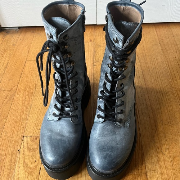 Steve Madden blue / black lace up combat platform boots. - Picture 2 of 5